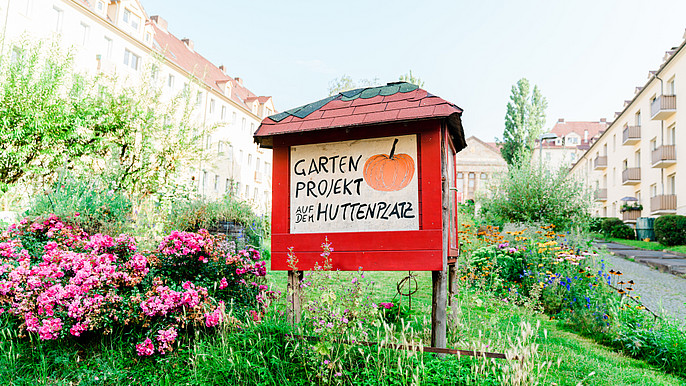 Das Bild zeigt das Schild eines Gartenprojekts im Vorderen Westen.