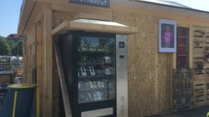 Bild des "Studimat"- Getränkeautomat, nur befüllt mit Dingen des Studierenden-Alltags