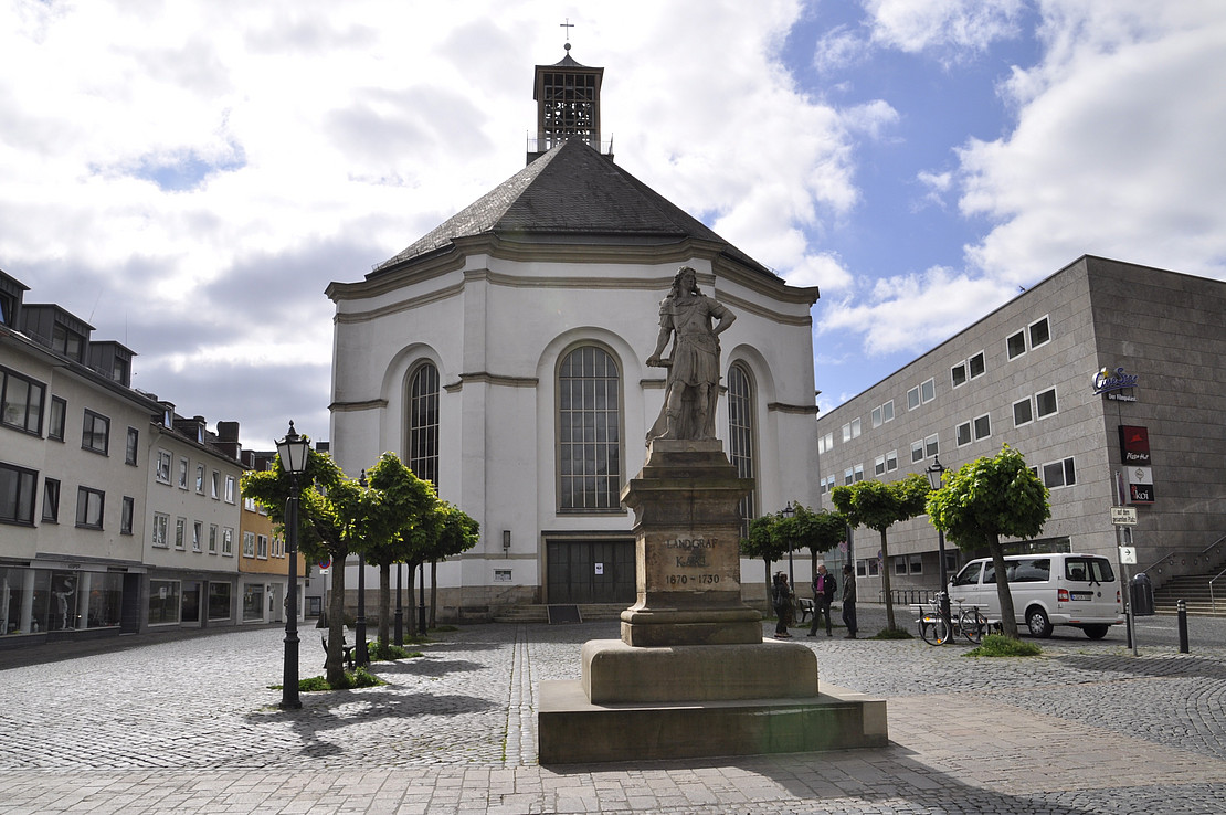 Karlskirche hinter Landgraf Karl Denkmal