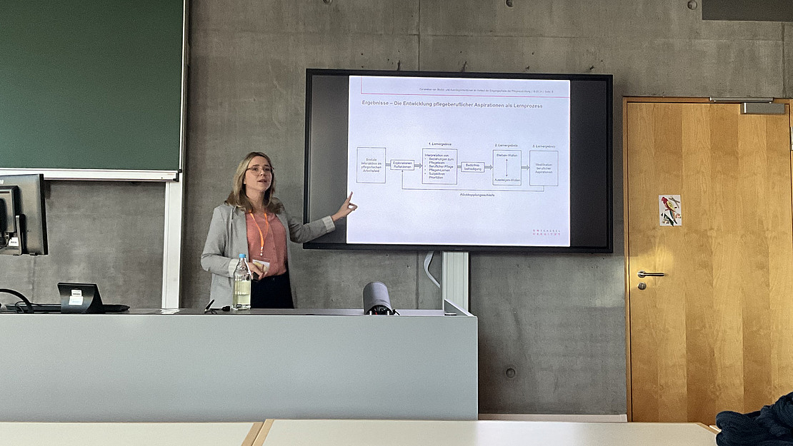 Katrin Arianta at the GEBF conference with the presentation "Training dropouts - predictors and subsequent courses"