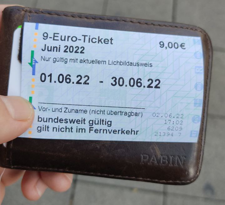 Bild von Neun Euro Ticket und Link zur Befragung