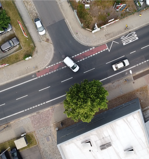  (öffnet Vergrößerung des Bildes)Eine Luftaufnahme einer mehrspurigen Verkehrskreuzung mit Fahrradinfrastruktur in einer deutschen Stadt.