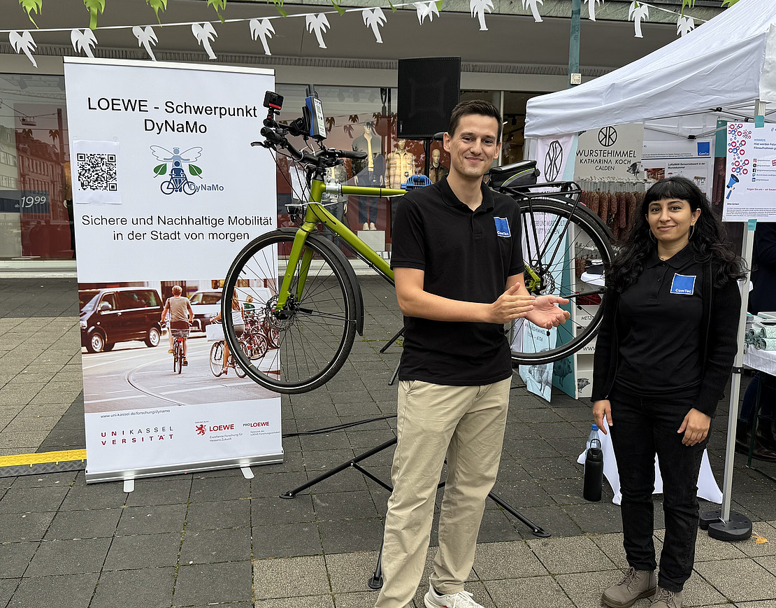 wissenschaftliche Mitarbeiter vor einen Fahrrad mit Sensoren