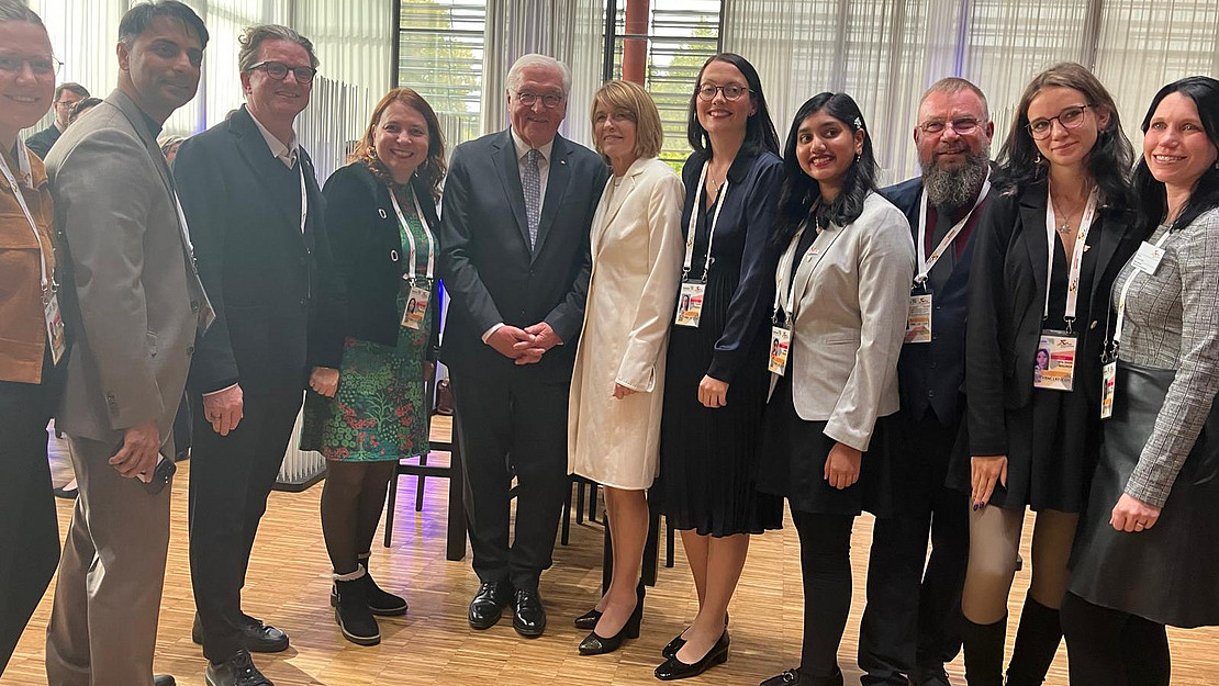 Bundespräsident Frank-Walter Steinmeier mit Prof. Dr. Angela Francke und weiteren Gästen bei den Feierlichkeiten zur Wiedervereinigung