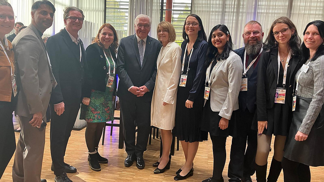 Bundespräsident Frank-Walter Steinmeier mit Prof. Dr. Angela Francke und weiteren Gästen bei den Feierlichkeiten zur Wiedervereinigung