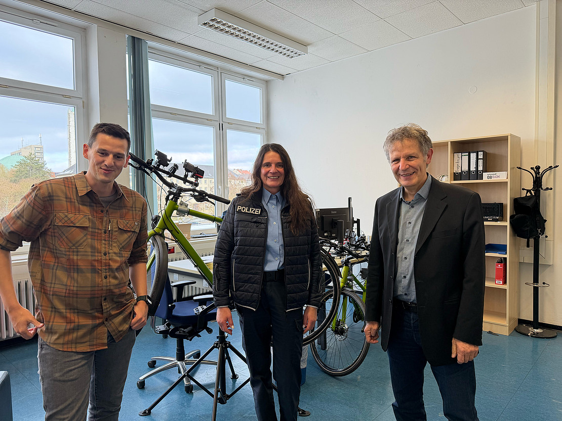 Auf dem Foto von links: Lennart Busch, Jutta Angersbach und Klaus David, im Hintergrund zwei instrumentierte Messfahrräder