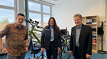 Auf dem Foto von links: Lennart Busch, Jutta Angersbach und Klaus David, im Hintergrund zwei instrumentierte Messfahrräder