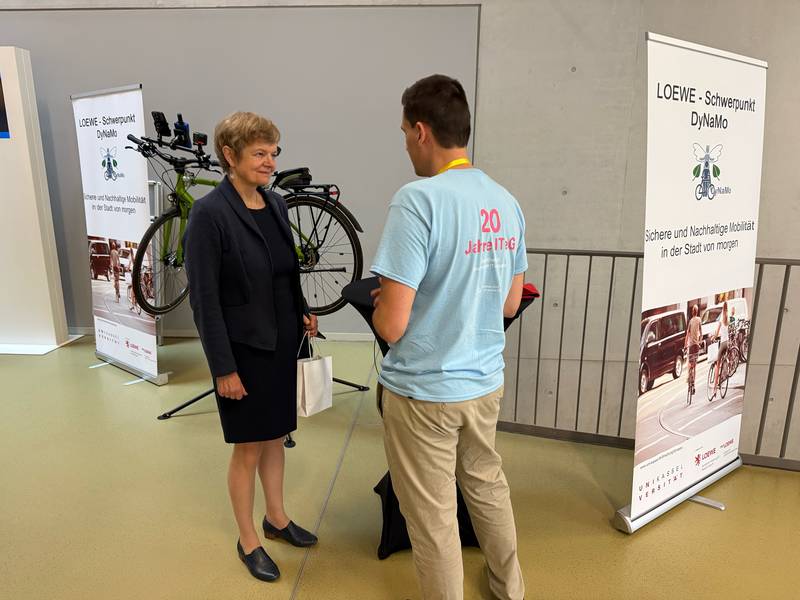 Links im Bild die Präsidentin der Universität Kassel, Prof. Dr. Ute Clement, rechts Doktorand Lennart Busch