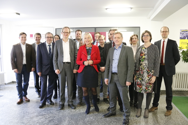 Foto von Di­gi­tal­m­ins­te­rin Professor Doktor Kris­ti­na Si­ne­mus mit dreizehn weiteren Personen im ITeG
