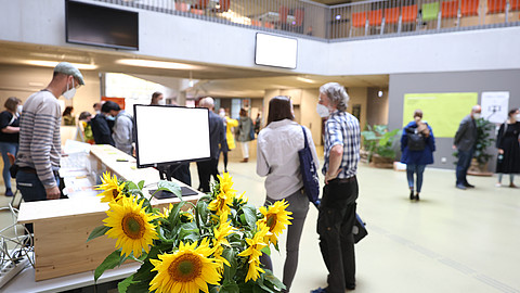  (öffnet Vergrößerung des Bildes)Conference participants arrive at the Campus Center of Kassel University