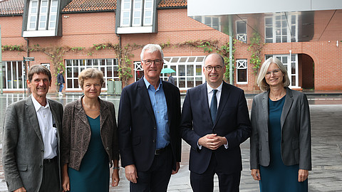  (opens enlarged image)Christoph Scherrer (head of disziplin globalization and politics/International Center for Development and Decent Work), Ute Clement (President), Michael Wachendorf (Vize President), Niels Annen (Parliamentary State Secretary to the Federal Minister for Economic Cooperation and Development), Sabine Säck-da Silva (Manager of Kassel Insitute for Sustainability) (f.l.t.r.)