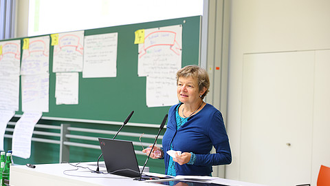 (öffnet Vergrößerung des Bildes)President Ute Clement sums up the conference and stressing the pleasant and considerate mood during the conference