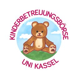 Ein Teddybär sitzt auf einer grünen Wiese vor einem blauen Himmel mit Wolken. Drum herum steht Kinderbetreuungsbörse Uni Kassel.