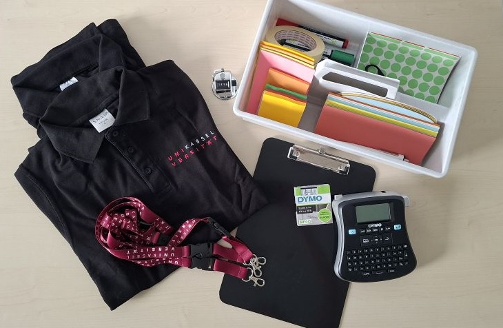 Moderationsbox, Poloshirt, Handzettel, Labelprinter und Lanyards