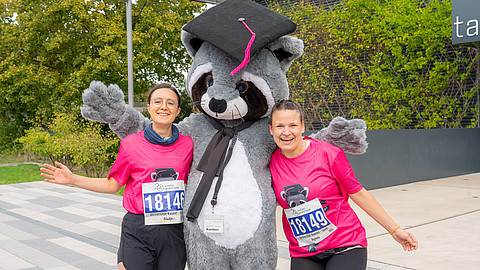  (öffnet Vergrößerung des Bildes)Maskottchen mit Läuferinnnen