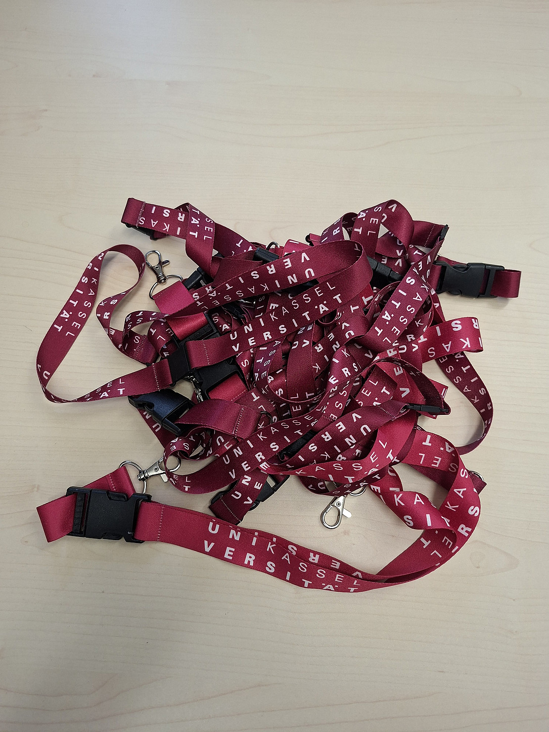 Mehrere Lanyards auf einem Haufen