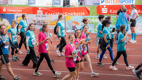  (öffnet Vergrößerung des Bildes)Läuferinnen nach dem Zieleinlauf