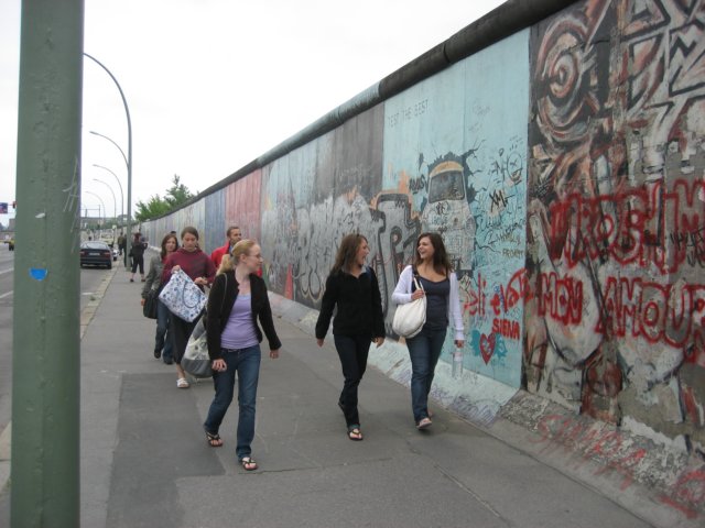 berlintripisustudentsinfrontoftheformerberlinwall.jpg