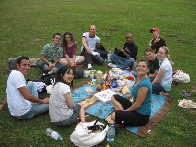 isustudentshaveapicnic.jpg