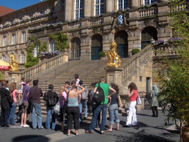 kasselcitytourstudentsinfrontofthetownhall.jpg