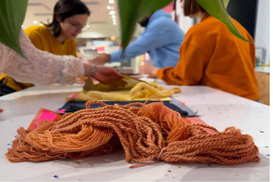 Studierende und Textilproben