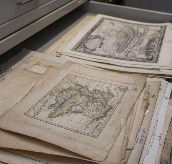 Bild mit historischen Karten