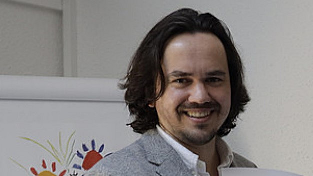 Portrait photo of Josua Oll
