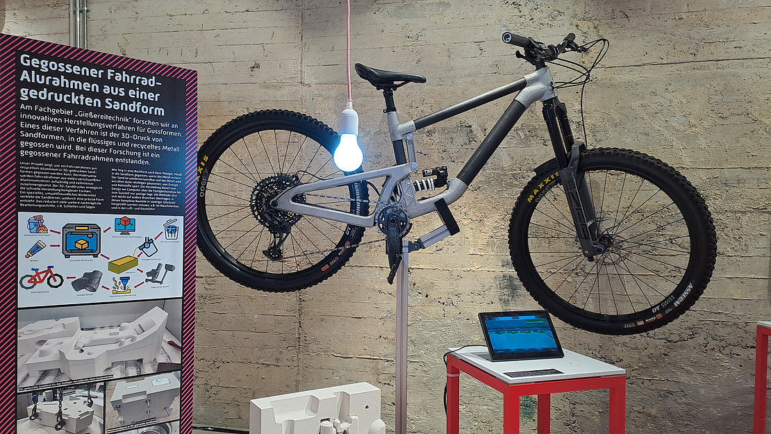Station mit Fahrrad, Infotext und Anschauungsmaterial in der Ausstellung