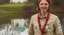 Portraitfoto von Jana Wendelken in Pfadfinderkluft.