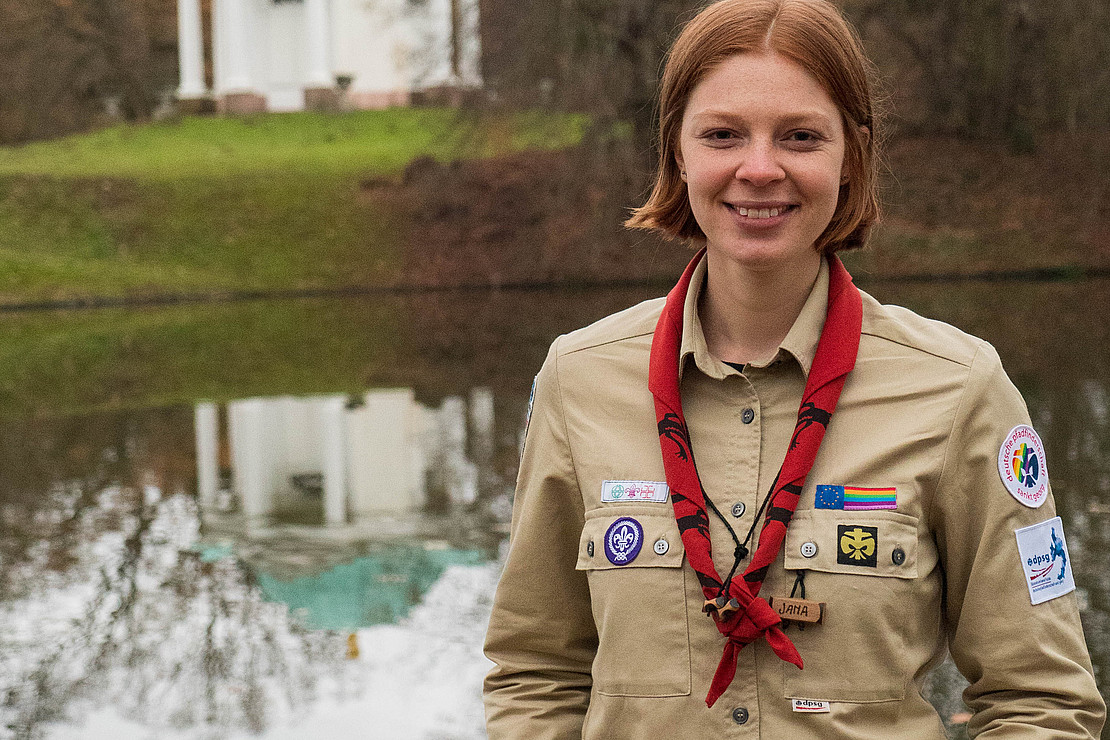 Portraitfoto von Jana Wendelken in Pfadfinderkluft.