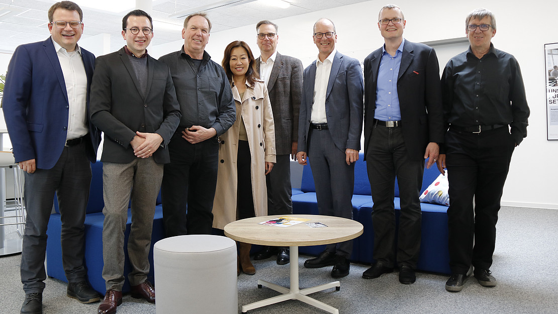 Das Bild zeigt Prof. Dr. habil. Timo Braun, Prof. Dr. Camilo Florian Baron , Lothar Dörr, Prof. Dr.-Ing. habil. Wenwen Song (Granularität werkstofftechnischer Strukturinformation), Prof. Dr.-Ing. habil. Robert Refflinghaus , Kanzler Dr. Oliver Fromm, Christian Haldorn und Karl Haase