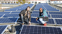 Christian Hachmann und Manuel Valois inmitten einer Photovoltaikanlage