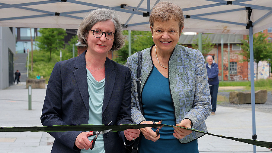 Das Bild zeigt Simone Fedderke, Verkehrsdezernentin der Stadt Kassel, und Prof. Dr. Ute Clement, Präsidentin der Universität Kassel, die die Moritzstraße eröffnen. 