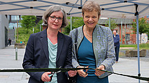Das Bild zeigt Simone Fedderke, Verkehrsdezernentin der Stadt Kassel, und Prof. Dr. Ute Clement, Präsidentin der Universität Kassel, die die Moritzstraße eröffnen. 