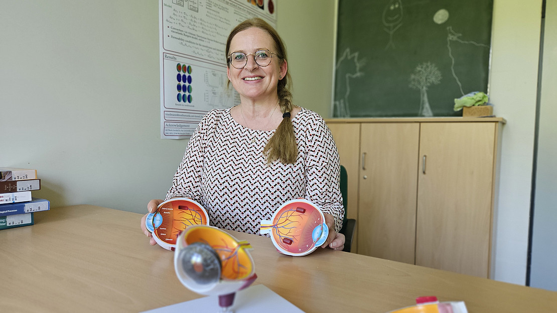 Prof. Dr. Elfriede Friedmann mit dem Modell eines Auges.