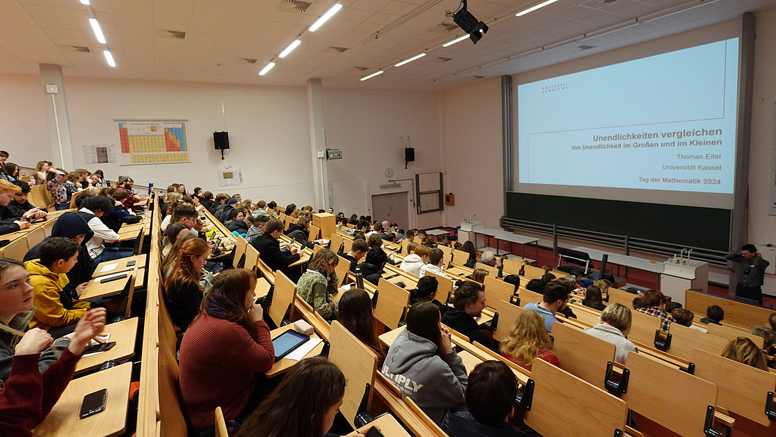 Hörsaal mit Schülerinnen und Schülern