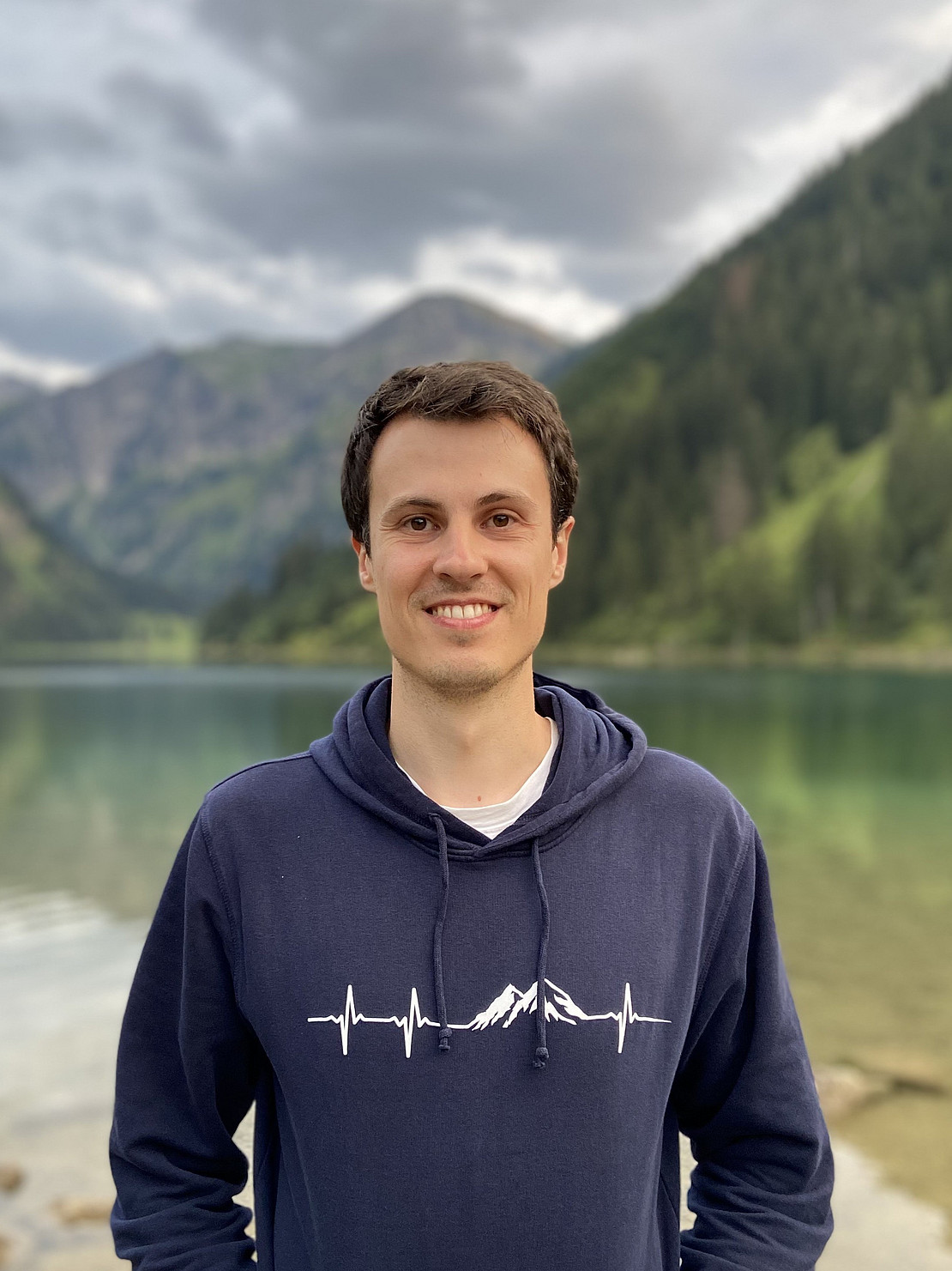 Portrait von Fabian Popp vor Berglandschaft