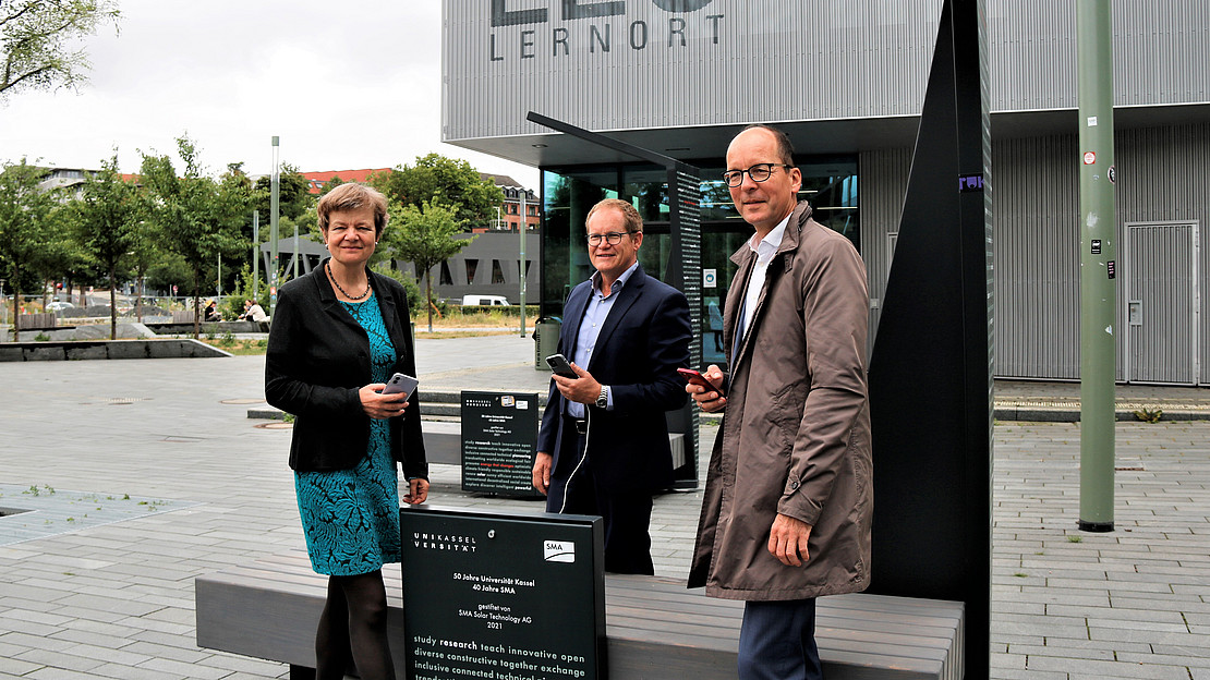 Das Bild zeigt Universitätspräsidentin Prof. Dr. Ute Clement, SMA Vorstandssprecher Jürgen Reinert und Dr. Oliver Fromm, Kanzler der Universität Kassel, bei der Übergabe der beiden Solar-Bänke