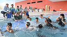 The Kassel WAVE continues (back row, from left): Mayor Dr. Schoeller, Dr. Sebastian Fischer, Jens Herbst (Director of Kassel’s Public Swimming Pools), and Sven Schmidt (Director of the Child Day Care Office) are being shown by trained physical education students from the university how they work with the after-school care children.