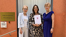 From left to right: Prof. Dr. Anne-Charlott Trepp, Prof. Dr. Kerstin Wolff, and Prof. Dr. Ute Clement in front of the entrance to the Archive of the German Women's Movement.