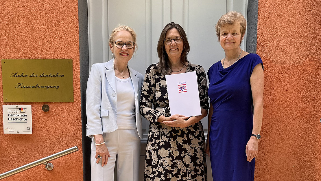 V. l. n. r.: Prof. Dr. Anne-Charlott Trepp, Prof. Dr. Kerstin Wolff und Prof. Dr. Ute Clement vor dem Eingang des Archivs der deutschen Frauenbewegung.