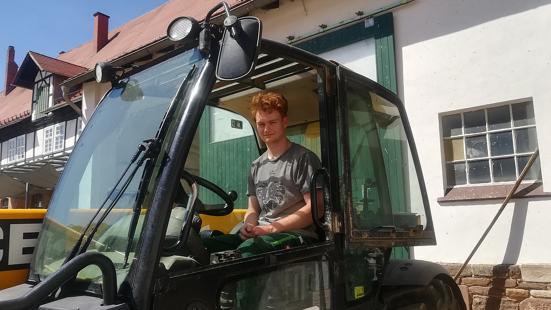 Azubi Alexander Herrmann beim Traktorfahren Mann fährt einen Traktor