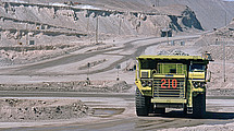 Kupfermine Chuquicamata in Chile. Steinwüste mit sehr großem Baufahrzeug im Vordergrund