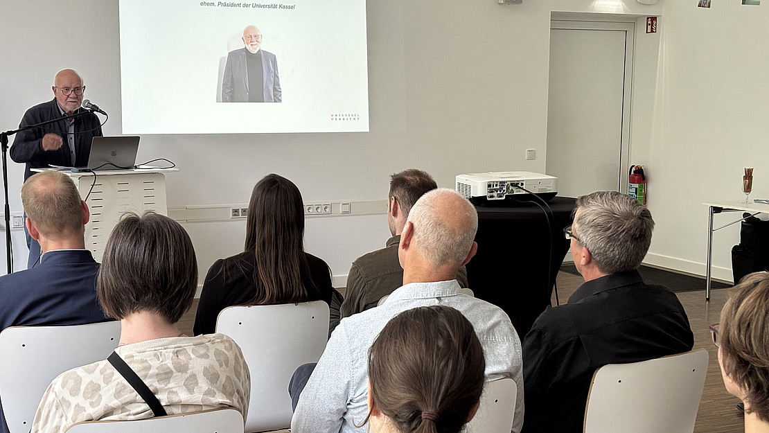 Der ehemalige Universitätspräsident Prof. Dr. Rolf-Dieter Postlep hält ein Grußwort anlässlich des zehnjährigen Bestehens des Bootshauses am Auedamm.