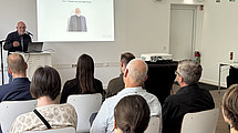 Der ehemalige Universitätspräsident Prof. Dr. Rolf-Dieter Postlep hält ein Grußwort anlässlich des zehnjährigen Bestehens des Bootshauses am Auedamm.