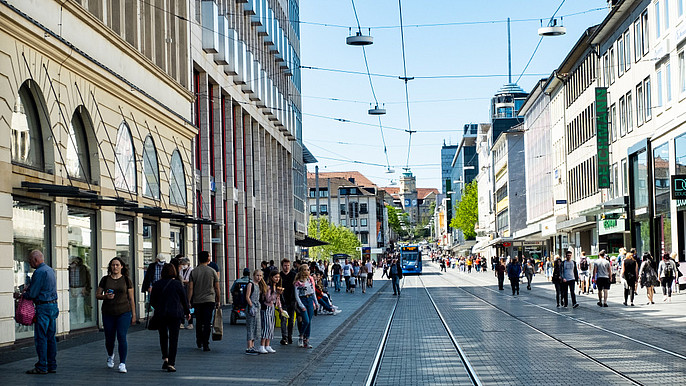 Das Bild zeigt die Einkaufsstraße in der Kasseler Innenstadt.