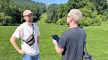 Zwei Männer, Befragung im Bergpark Kassel-Wilhelmshöhe (ehemals Napoleonshöhe). Im Hintergrund der Herkules.
