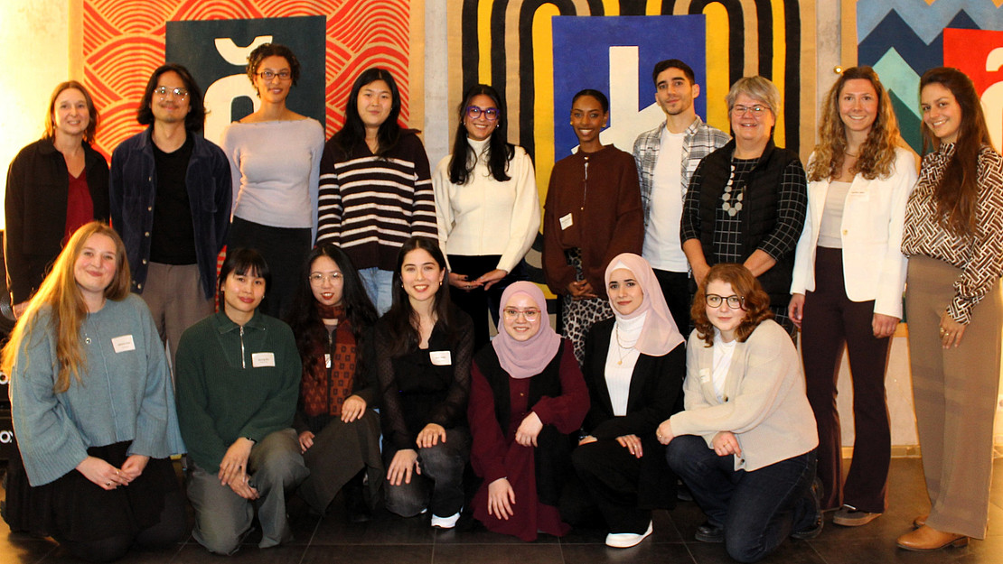 The scholarship holders of the class of 2025/2026 in the back row (from left): Nam Cao, Ebony Schneeweiß, Yuying Lin, Ramek Jehanbazi, Bisen Teklesembet, Bashar Khoulani and Pia Manigé Dolcke. In front from left: Jehona Imeri, Nhung Bui, Ming Zhu, Aina Noori, Ragad Allaham, Sarea Ashour, Jana Gisick. Also in the back row: Julia Thonfeld, Head of Counseling & Student Financing and Deputy Managing Director (far left) as well as Managing Director Christa Ambrosius (third from right) and Annika Höhn (Kassel Scholarship, second from right).  