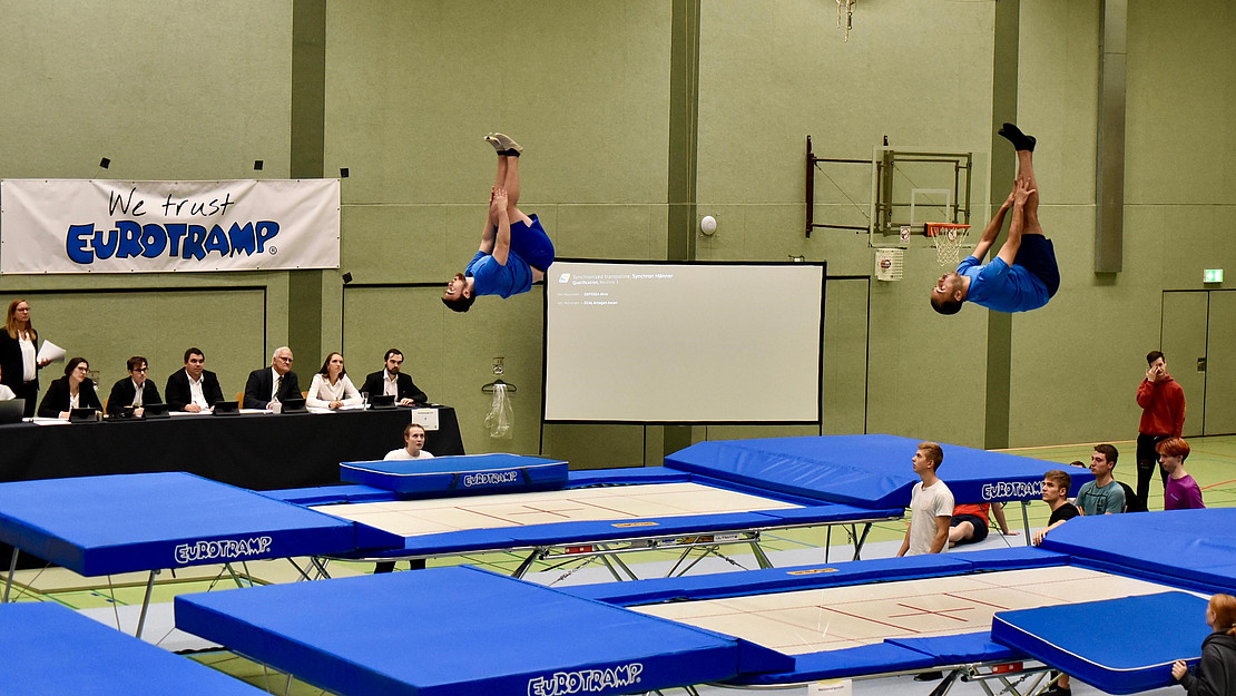 Zwei Springer in der Luft.