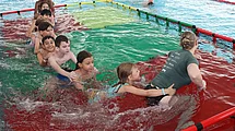 Kinder im Wasser.